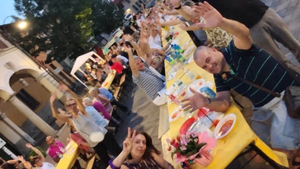 cena tavolata piazza bustogarolfo
