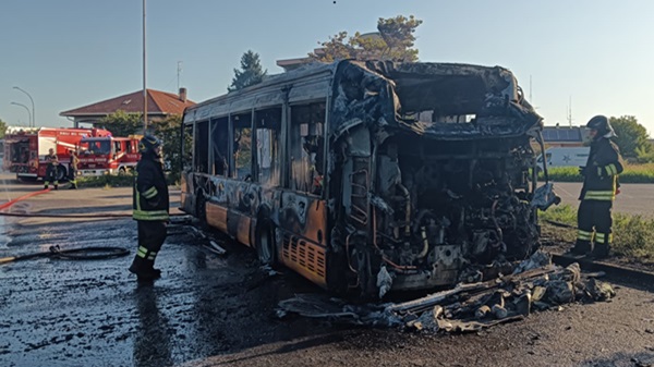 egnano incendio autobus vigilidelfuoco