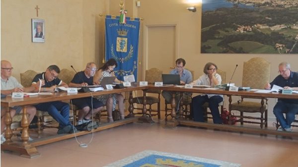 Angera Tari aumento rifiuti