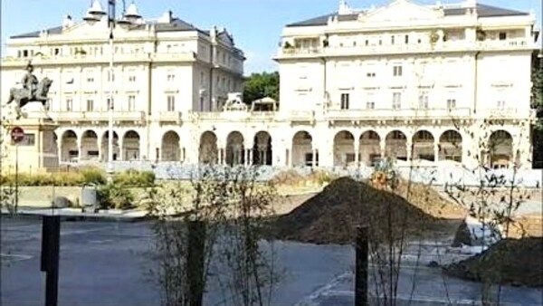 Novara piazza Martiri desertificata