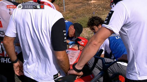 Vuelta Pogacar caduta ritiro
