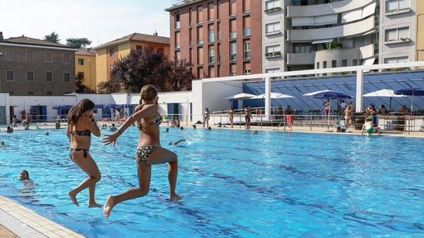 Novara piscina ordinanza costumi