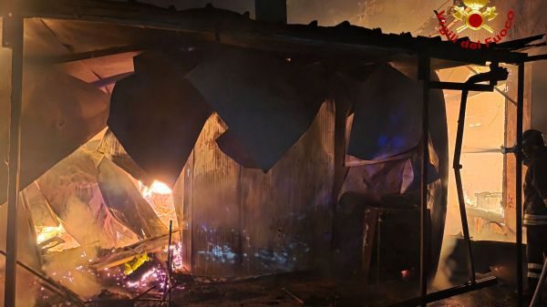 cocquio capanno in fiamme