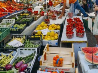 bancarella mercato frutta verdura