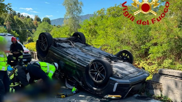 porto valtravaglia auto si ribalta