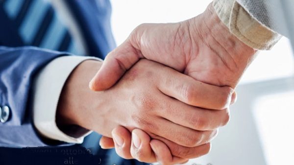 lavoro stretta mano afolmetropolitana