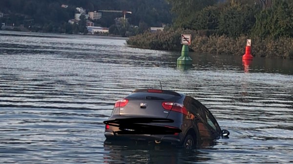 auto nel lago lavena