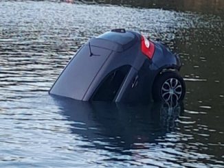 auto nel lago lavena