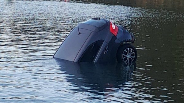 auto nel lago lavena