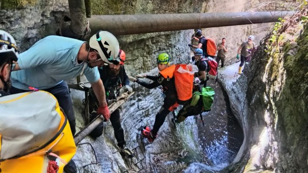 rifiuti abbandonati gola comerio