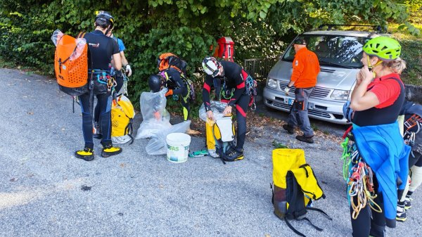 rifiuti abbandonati gola comerio