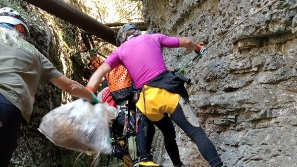 rifiuti abbandonati gola comerio