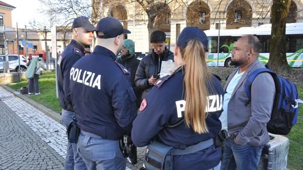 Novara controlli polizia stazione