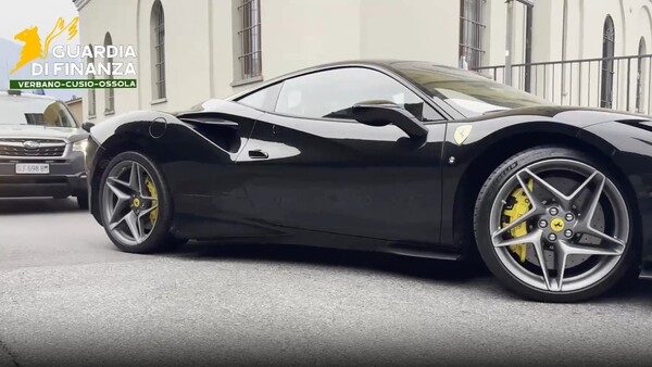 Verbania debiti fisco Ferrari garage