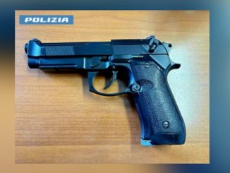 Gallarate poliziotto finta pistola