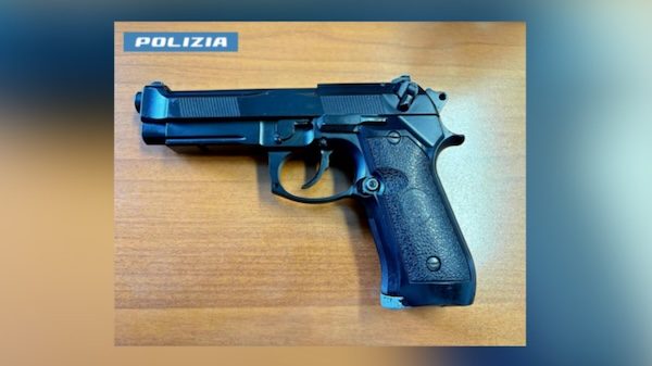 Gallarate poliziotto finta pistola