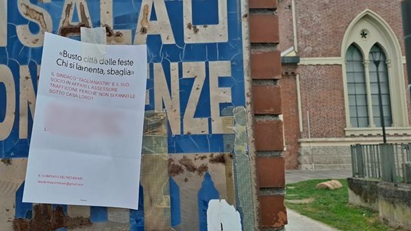busto tessile protesta cartelli