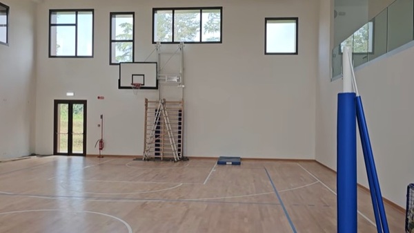 Palestra Da Roda Rodari a Somma, finalmente la palestra è pronta. Ma c'è ancora un palo ...