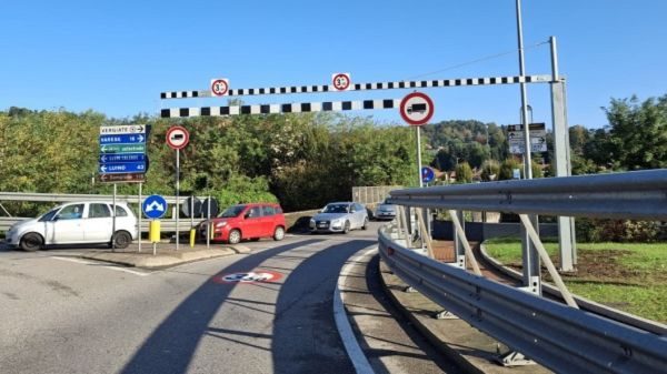 Vergiate sbarra anti camion