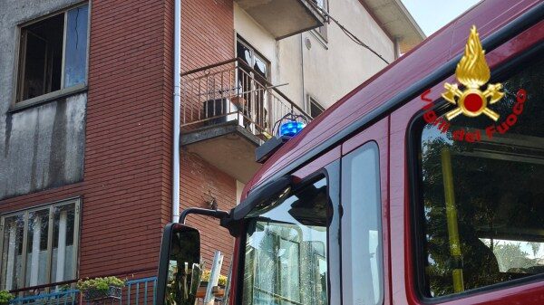 incendio arcisate salvato anziano