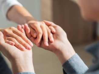 inclusione aiuto mani sostegno