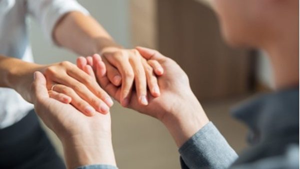 inclusione aiuto mani sostegno